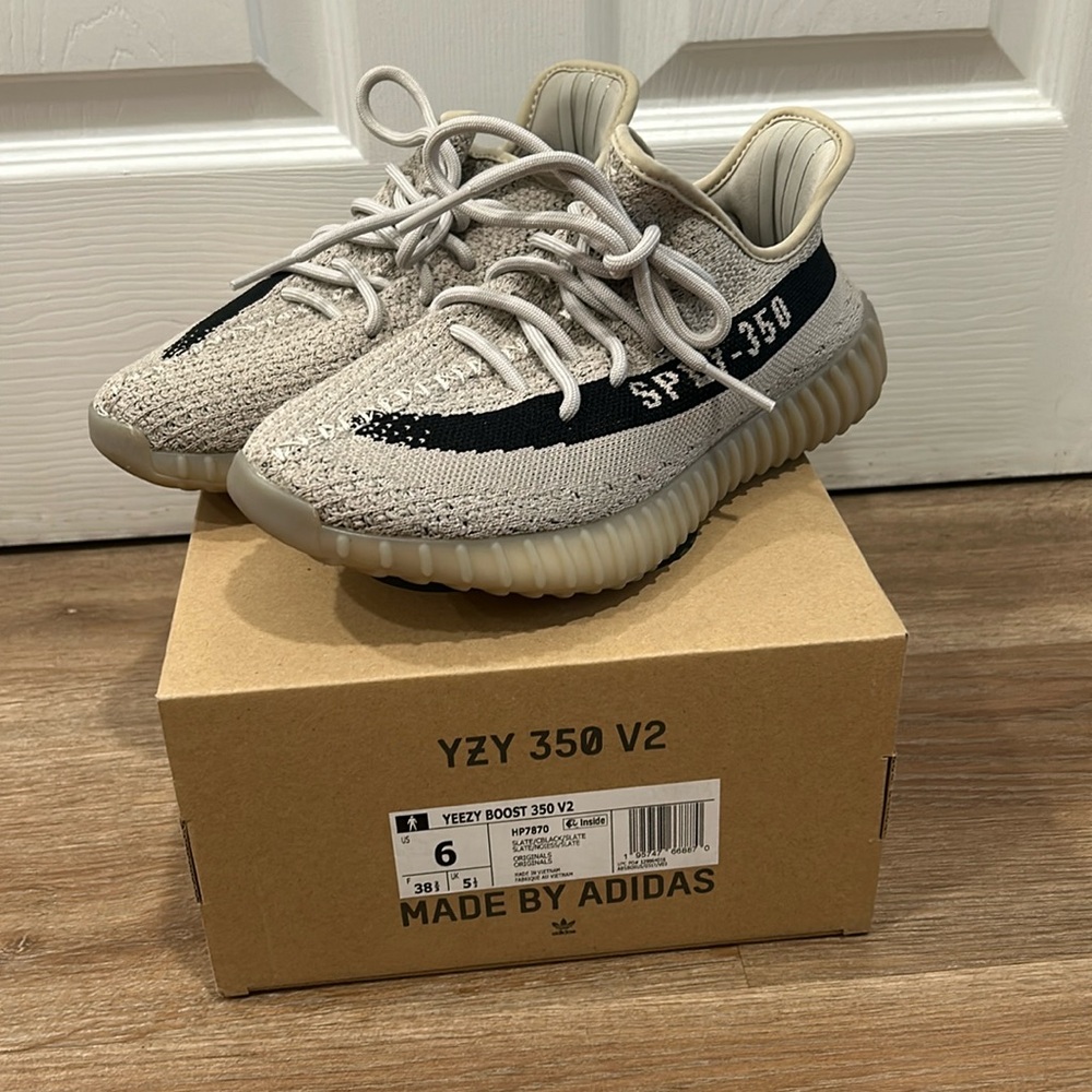 Yeezy Boost 350 v2 size 6
Women’s size 7
Slate colored : original box & laces